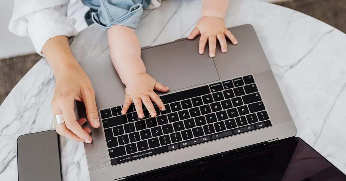 découvrez notre guide complet pour nouveaux parents, rempli de conseils pratiques et d'astuces essentielles pour accompagner les premiers mois de votre bébé en toute sérénité.